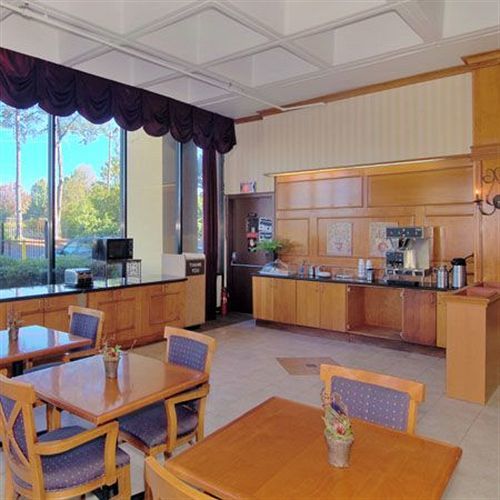 Knights Inn Six Flags Lodge West Restoran fotoğraf